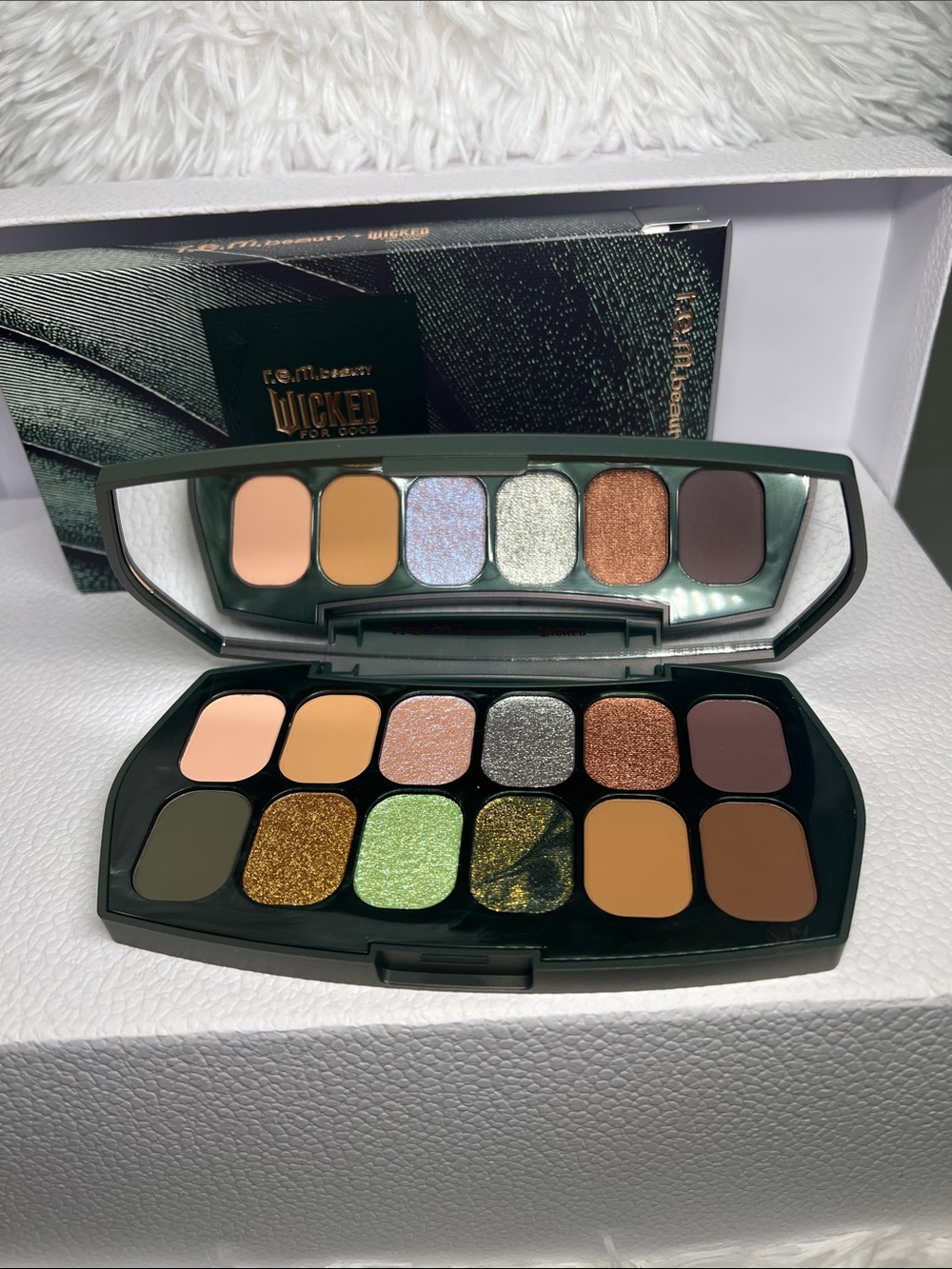 r.e.m. Beauty: Wicked For Good Eyeshadow Palette